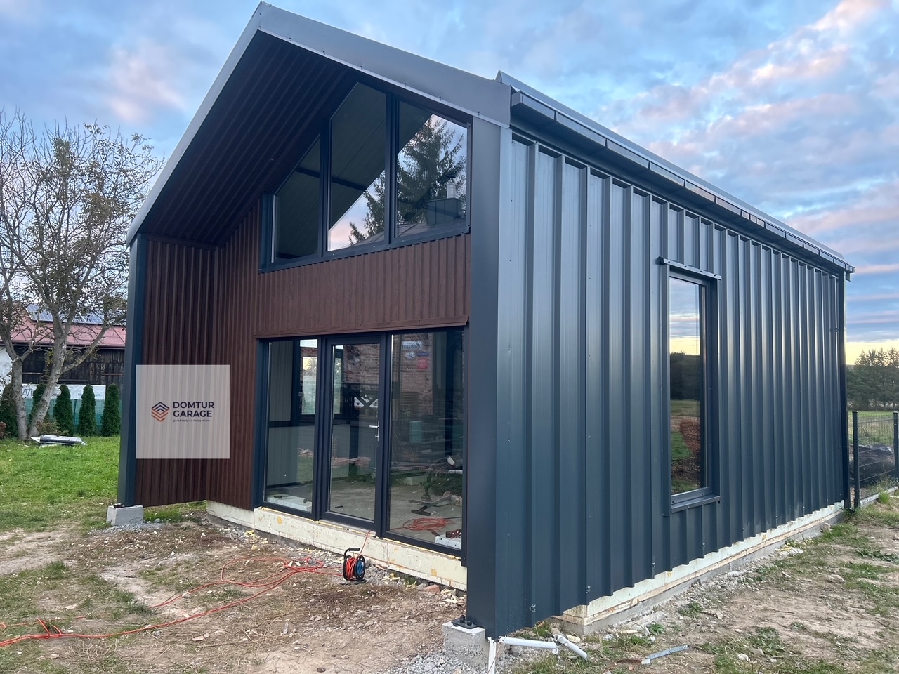 BUDYNKI REKREACYJNE I USŁUGOWE